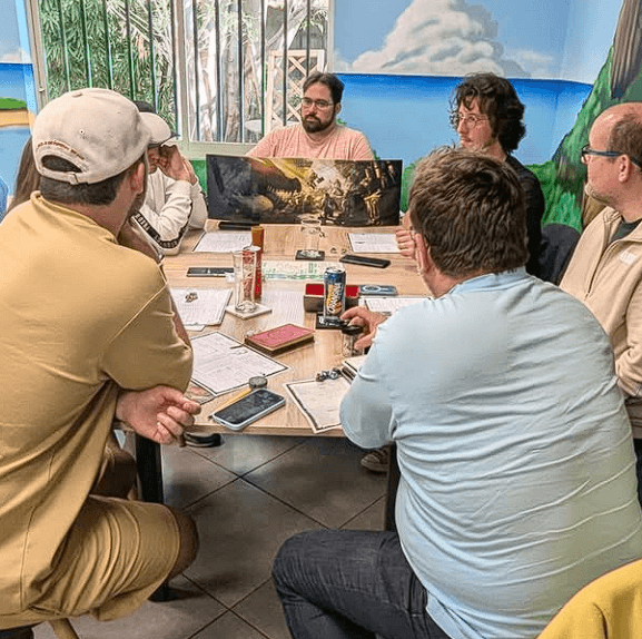 Salle intérieure décorée du bar à jeux avec fresque murale