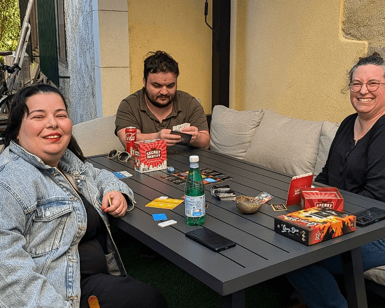 Terrasse extérieure du bar à jeux GuyaJeux